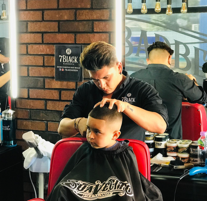 Servicio de corte de pelo en 7Black Barbería